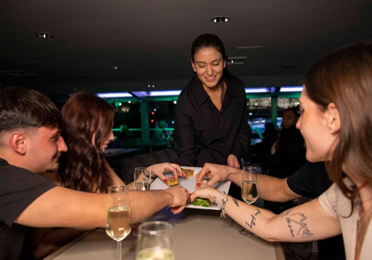 London Evening Cruise with Canapés and Music - image 3